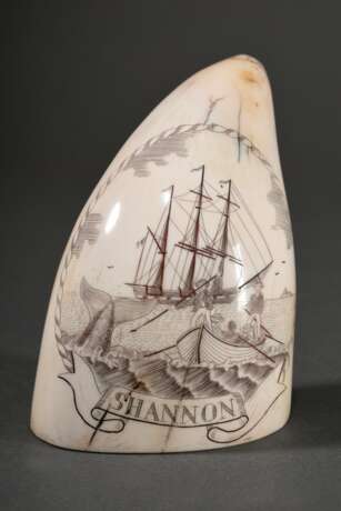 Scrimshaw "Shannon" mit "Walfangszene", 19.Jh., beschnitzter Walzahn mit gefärbtem Ritzdekor, H. ca. 9cm, 286g - photo 1