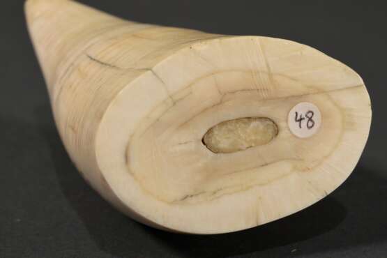 Scrimshaw "Shannon" mit "Walfangszene", 19.Jh., beschnitzter Walzahn mit gefärbtem Ritzdekor, H. ca. 9cm, 286g - photo 4