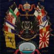 Seidenstickereibild des Matrosen Jonni Franzen &quot;Zur Erinnerung an meine Reise - China Japan 1904&quot; mit Schiffsportrait &quot;Reichspostdampfer 'Hamburg'&quot;, 12 Flaggen und Embleme der kaiserlichen Marine, ver… - Jetzt bei der Auktion