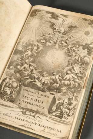 Band Athanasius Kircher (1602-1680) "Mundus Subterraneus, in XII libros digestus" 1678, Pergamenteinband, 366 Seiten + Widmung/Präfation/Index, 2 Kupfertitel, 1 Titelvignette und 12 faltbare Kupfertafeln und -k… - Foto 1