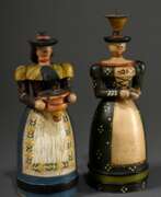 Overview. 2 Diverse Lichterfiguren &quot;Frauen in Tiroler Tracht mit Hut&quot;, farbig gefasst, am Fuß Manufakturstempel &quot;Otto Dorén Rausdorf über Trittau&quot;, um 1920, H. 18/20cm, 1x Hut hinten beschädigt, 1x Korb fehlt, …