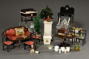 34 Teile altes Puppenstuben Interieur, Ende 19.Jh.: u.a. Biedermeier Sofa und 5 Stühle, diverse Tische, Kachelofen, Torfkiste, Zinn Blaaker, Geschirr und Glas, Tannenbaum, Adventskranz., bespielt, Gebrauchsspuren