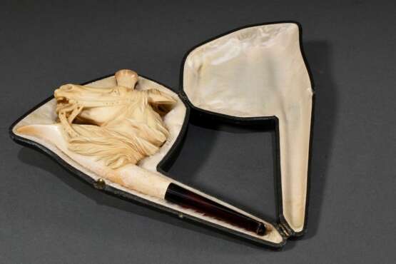 Meerschaum Pfeife mit vollplastisch geschnitztem Pferdekopf in dramatischer Bewegung, Sepiolith mit Kunststoff Mundstück, um 1900, im Etui, L. 19cm, Gebrauchsspuren - фото 1