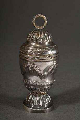 Dänische Riechdose in klassizistischer Vasenform auf rundem Stand mit getriebenem Feston- und Rillendekor sowie Ringknauf, MZ: Hans Johannesen Planitz (1747-1805), Greena um 1780, Silber, 54g, H. 8,8cm, Alters- und Gebra… - Foto 2