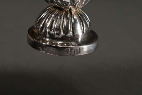 Dänische Riechdose in klassizistischer Vasenform auf rundem Stand mit getriebenem Feston- und Rillendekor sowie Ringknauf, MZ: Hans Johannesen Planitz (1747-1805), Greena um 1780, Silber, 54g, H. 8,8cm, Alters- und Gebra… - Foto 3