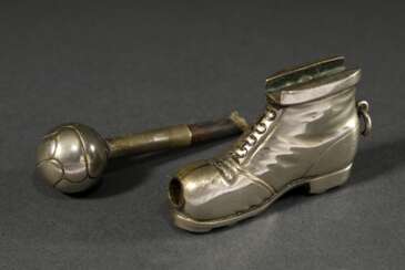 Streichholz Etui „Fußball und Stiefel“ mit Reibefläche, um 1900, bez.: Alpacca Sport D.R.G.M. (Deutsches Reichsgebrauchsmuster), Metall versilbert, L. 5cm