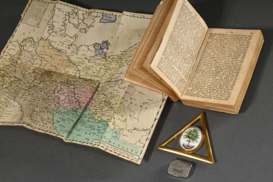 3 Diverse Teile Objets d'Art: Band "Historisch Genealogischer Calender oder Jahrbuch..." mit Kupferstichen, Karte und Kostümstichen (Leipzig 1789, 10,7x7cm), Freimaurer Emblem in Dreiecksform mit ovaler Porzell… - фото 2