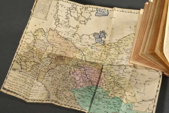 3 Diverse Teile Objets d'Art: Band "Historisch Genealogischer Calender oder Jahrbuch..." mit Kupferstichen, Karte und Kostümstichen (Leipzig 1789, 10,7x7cm), Freimaurer Emblem in Dreiecksform mit ovaler Porzell… - фото 3