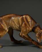 Übersicht. Großer Wiener Bronze &quot;Jagdhund&quot;, Bronze in polychromen Kaltfarben staffiert, um 1900, L. 19,8cm, Farbabplatzungen