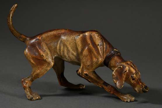 Großer Wiener Bronze "Jagdhund", Bronze in polychromen Kaltfarben staffiert, um 1900, L. 19,8cm, Farbabplatzungen - Foto 1