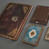 4 Diverse Biedermeier Perlstickerei-Arbeiten, um 1830/1840: 1 Korrespondenz Leder-Mappe (38x28cm, Schlüssel verloren), 2 Notizbücher (13x8/17x12cm, 1x Rücken gerissen) und 1 Tafel mit beschreibbarer Porzellanplatte (20,5… - Foto 6