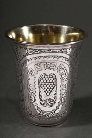 Kiddush Becher mit geätztem Dekor und Beschriftung auf glockenförmigem Korpus, 20.Jh., Silber 925 innen vergoldet, 97g, H. 8,5cm - photo 1