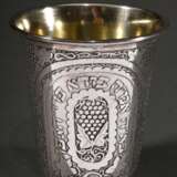 Kiddush Becher mit geätztem Dekor und Beschriftung auf glockenförmigem Korpus, 20.Jh., Silber 925 innen vergoldet, 97g, H. 8,5cm - photo 1