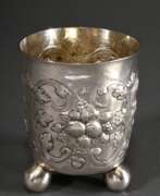 Silverware. Zylindrischer Kugelfußbecher mit leicht ausgestellter Lippe, Wandung mit getriebenen Fruchtbouquets und Akanthusblättern, MZ: Wolfgang Rößler (1682-1717), Nürnberg, Tremolierstich, Silber, 127g, H. 10,5cm, Druckstellen, …