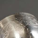 Großer Tumler oder Faustbecher mit floralem Gravurband und konkavem Boden, MZ ungedeutet, Augsburg 1680-1684, Tremolierstich, Silber, 48g, H. 4,1cm, Ø 6,8cm - photo 2