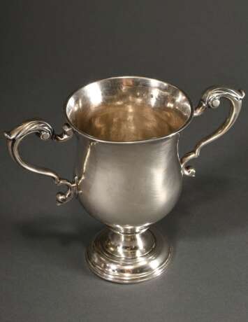 Schwerer Love- oder Two-Handle-Cup mit ausladenden Henkeln auf hohem eingezogenem Fuß, MZ: William Homer, Dublin 1777, Silber 925, 463g, 15,2cm, Fuß uneben, Henkel lose - photo 1