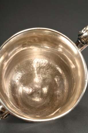 Schwerer Love- oder Two-Handle-Cup mit ausladenden Henkeln auf hohem eingezogenem Fuß, MZ: William Homer, Dublin 1777, Silber 925, 463g, 15,2cm, Fuß uneben, Henkel lose - photo 2