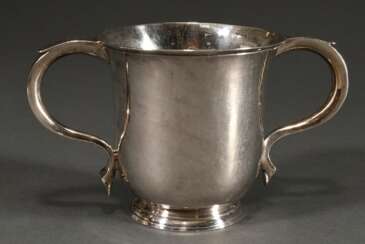 Englischer Love- oder Two-Handle-Cup auf niedrigem Fuß mit abgeflachten Griffen, monogr. &quot;EF&quot;, MZ: Thomas Whipham, London 1754, Silber 925, 252g, H. 10,5cm, Altersspuren, Lötstelle innen