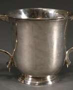 Overview. Englischer Love- oder Two-Handle-Cup auf niedrigem Fuß mit abgeflachten Griffen, monogr. &quot;EF&quot;, MZ: Thomas Whipham, London 1754, Silber 925, 252g, H. 10,5cm, Altersspuren, Lötstelle innen