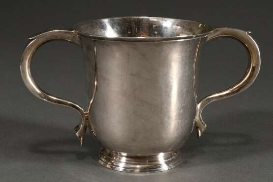 Englischer Love- oder Two-Handle-Cup auf niedrigem Fuß mit abgeflachten Griffen, monogr. "EF", MZ: Thomas Whipham, London 1754, Silber 925, 252g, H. 10,5cm, Altersspuren, Lötstelle innen - photo 1