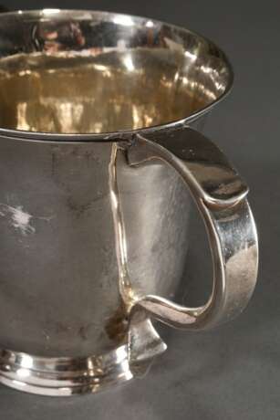 Englischer Love- oder Two-Handle-Cup auf niedrigem Fuß mit abgeflachten Griffen, monogr. "EF", MZ: Thomas Whipham, London 1754, Silber 925, 252g, H. 10,5cm, Altersspuren, Lötstelle innen - photo 3