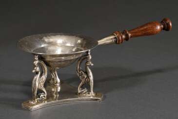 Empire Räucherschälchen oder Teesiebstand mit Holzgriff über drei Greifen auf dreieckiger Plinthe mit eingezogenen Seiten, 1. Viertel 19.Jh., MZ.: 77 Leiv..., Silber ,158g, H. 7cm, L. 17,5cm