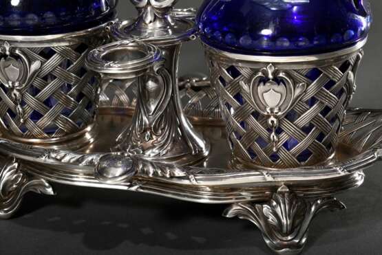 Essig und Öl Menage mit reich reliefiertem und durchbrochenem Gestell auf Füßchen sowie 2 facettierten und ornamental geschliffenen Karaffen aus blauen Überfangglas, wohl Frankreich 2. Hälfte 19.Jh., Silber, 557g, H. 29,… - фото 2