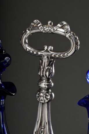 Essig und Öl Menage mit reich reliefiertem und durchbrochenem Gestell auf Füßchen sowie 2 facettierten und ornamental geschliffenen Karaffen aus blauen Überfangglas, wohl Frankreich 2. Hälfte 19.Jh., Silber, 557g, H. 29,… - фото 3