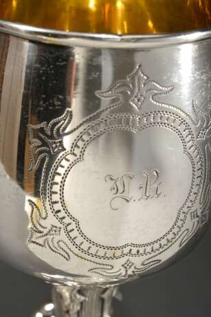 Pokal in neogotischer Façon mit gravierter Monogrammkartusche, MZ: A. Nicolassen, 2. Hälfte 19.Jh., Silber 750 innen vergoldet, 208g, H. 20,5cm - photo 2