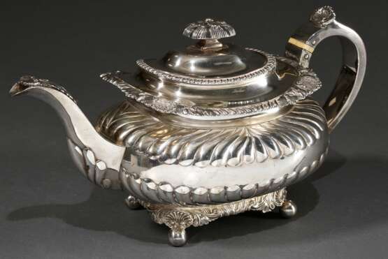 George II Teekanne mit opulent dekoriertem Korpus, MZ: Joseph Angell I, London 1816, Silber 925, 809g, H. 14,5cm - photo 7