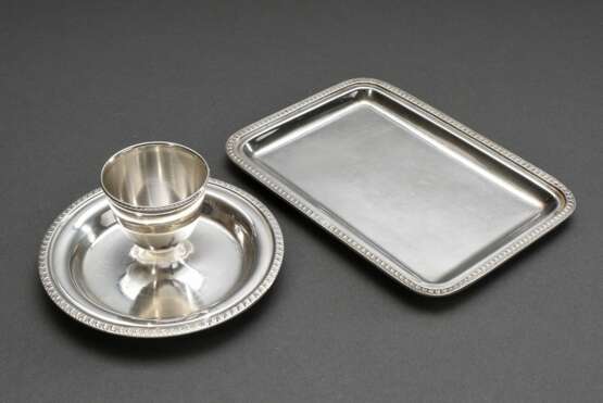 2 Diverse Teile: breit gefußter Eierbecher mit Monogramm "MP" (Ø 10cm) und eckiges Tablett mit Blattrand (14,4x10,5cm), Silber 800, 167g - фото 1