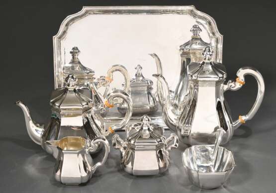 6 Teile Kaffee-Tee-Set in schlichter Form, Silber 925, 2940g: Kaffeekanne (H. 24cm), Teekanne (H. 18,5cm), 2 Teile Zuckertopf und Rahm (H. 12,5/10cm), Schale (H. 5,5cm) sowie Tablett (38,5x29,5cm) dazu 1 Muschellöffel - фото 1