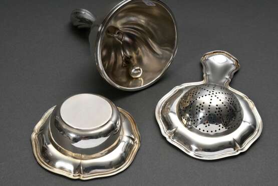 3 Teile Tischglocke (H. 12cm) und Teesieb mit Unterschale (L. 13cm) mit Chippendale Rand, Silber 835, 205g - photo 6