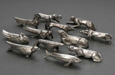 12 Art Deco Messerbänkchen in abstrahierten Tierformen, Metall versilbert, Frankreich um 1920: Affe, Tiger, Lachs, Heuschrecke, Adler, Hahn, Löwe, Elefant, Seelöwe, Taube, Nashorn und Hummer, L. 7,7-10,5cm