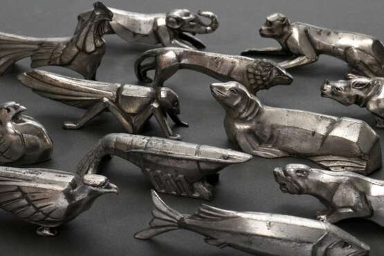 12 Art Deco Messerbänkchen in abstrahierten Tierformen, Metall versilbert, Frankreich um 1920: Affe, Tiger, Lachs, Heuschrecke, Adler, Hahn, Löwe, Elefant, Seelöwe, Taube, Nashorn und Hummer, L. 7,7-10,5cm - фото 2