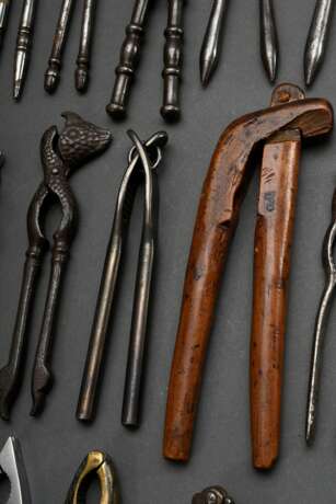 Sammlung von 29 Nussknackern mit unterschiedlichen Mechaniken und z.T. figürlichen Dekorationen, 19./20.Jh., verschiedene Materialien, L. 12-20cm, Alters- und Gebrauchsspuren - фото 3