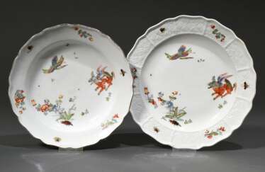 2 Diverse antike Meissen Teller mit &quot;Koreanischer Löwe&quot; Dekor, um 1735/1740, 1x mit Sulkowski Ozier Relief (Ø 23cm) und 1x neuer Ausschnitt (Ø 21,5cm), stark berieben