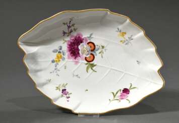 Meissen Blattschale mit reliefierten Rippen und polychromer &quot;Blumen&quot; Malerei mit Goldrand, Punktzeit, 1763-1774, 30x21cm, leicht berieben