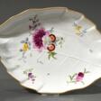 Meissen Blattschale mit reliefierten Rippen und polychromer &quot;Blumen&quot; Malerei mit Goldrand, Punktzeit, 1763-1774, 30x21cm, leicht berieben - Сейчас на аукционе