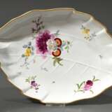 Meissen Blattschale mit reliefierten Rippen und polychromer "Blumen" Malerei mit Goldrand, Punktzeit, 1763-1774, 30x21cm, leicht berieben - photo 1