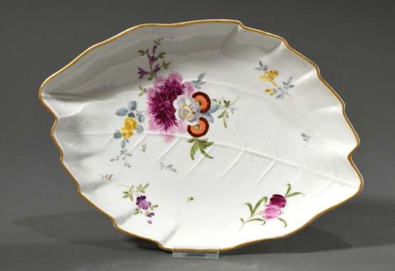 Meissen Blattschale mit reliefierten Rippen und polychromer "Blumen" Malerei mit Goldrand, Punktzeit, 1763-1774, 30x21cm, leicht berieben - photo 1