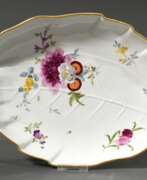 Обзор. Meissen Blattschale mit reliefierten Rippen und polychromer &quot;Blumen&quot; Malerei mit Goldrand, Punktzeit, 1763-1774, 30x21cm, leicht berieben