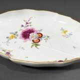 Meissen Blattschale mit reliefierten Rippen und polychromer "Blumen" Malerei mit Goldrand, Punktzeit, 1763-1774, 30x21cm, leicht berieben - photo 2