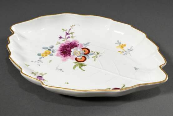 Meissen Blattschale mit reliefierten Rippen und polychromer "Blumen" Malerei mit Goldrand, Punktzeit, 1763-1774, 30x21cm, leicht berieben - photo 2