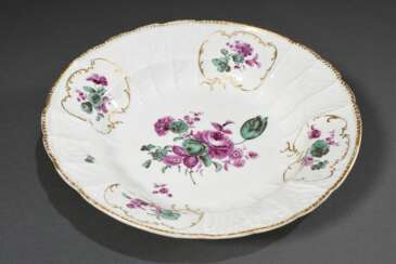 Tiefer Meissen Teller mit Dulong Relief sowie goldstaffierter Camaieu Blumenmalerei in Kupfergrün und Purpur, um 1750/1760, Ø 23,8cm, min. berieben