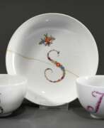 Aperçu. 3 Diverse Teile frühes Monogramm Porzellan mit polychromer Blüten Bemalung, um 1800: 1x Marcolini Meissen Tasse /UT &quot;S&quot; (H. 4,8cm, UT rest.) und 1x KPM Tasse &quot;M&quot; (H. 4,7cm)