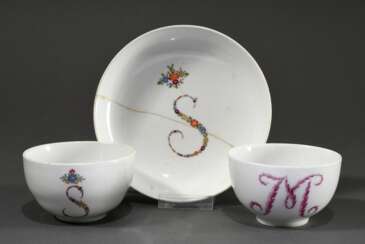 3 Diverse Teile frühes Monogramm Porzellan mit polychromer Blüten Bemalung, um 1800: 1x Marcolini Meissen Tasse /UT &quot;S&quot; (H. 4,8cm, UT rest.) und 1x KPM Tasse &quot;M&quot; (H. 4,7cm)