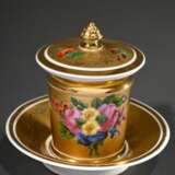 Empire Deckeltasse mit polychromer Malerei "Blumenbouquet" auf reichem Goldfond, 1. Viertel 19.Jh., H. 10,5cm, berieben - фото 1