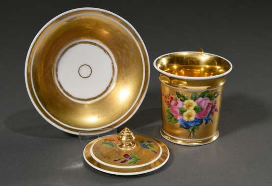 Empire Deckeltasse mit polychromer Malerei "Blumenbouquet" auf reichem Goldfond, 1. Viertel 19.Jh., H. 10,5cm, berieben - фото 3