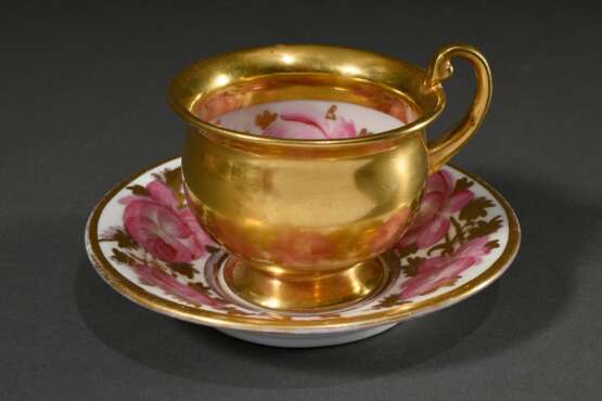 Bombierte Biedermeier Tasse mit reichem Golddekor und rosé Rosenfriesen, wohl Russland, Mitte 19.Jh., H. 7,8cm, berieben - фото 3